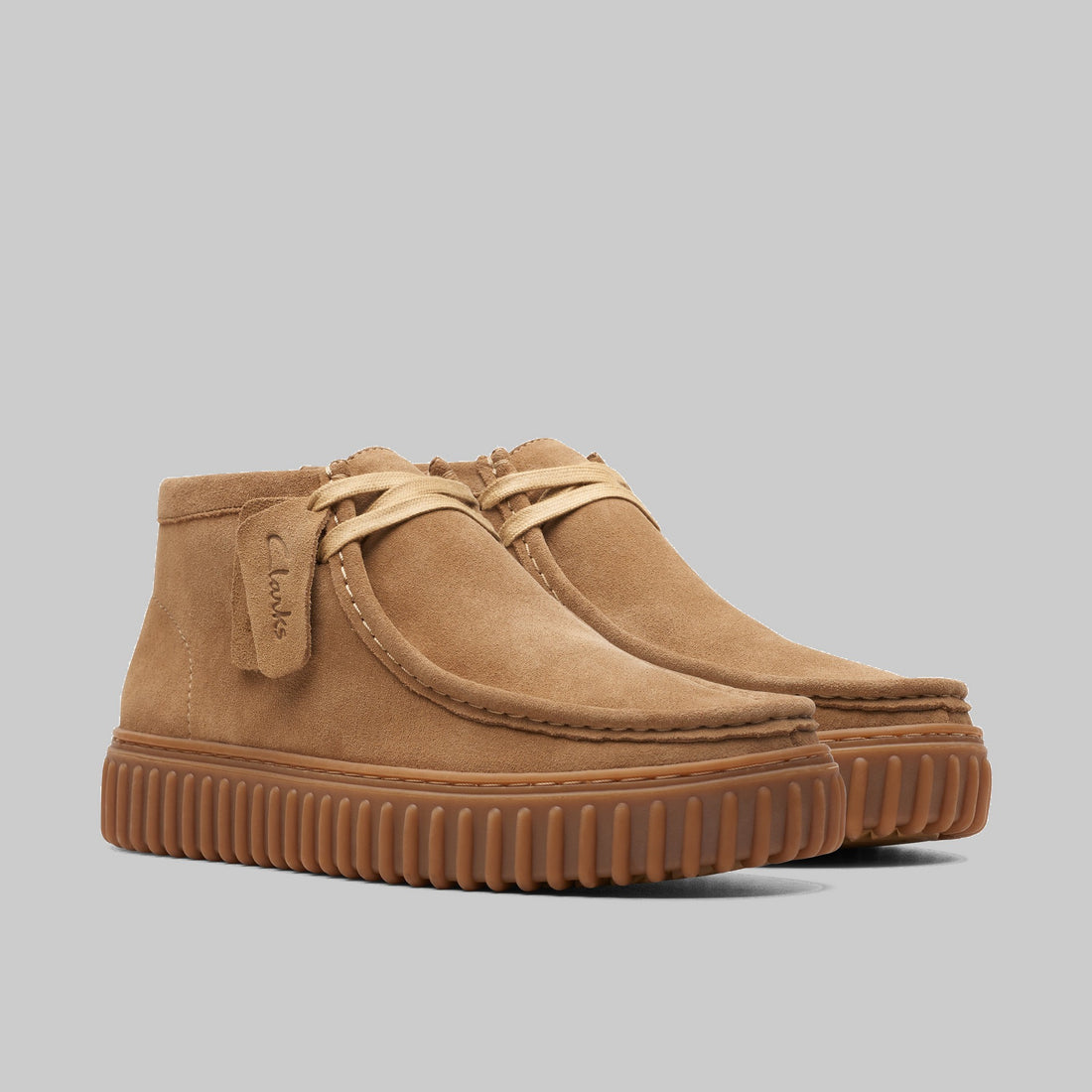Torhill Hi Clarks en suède sable foncé, vue trois quarts