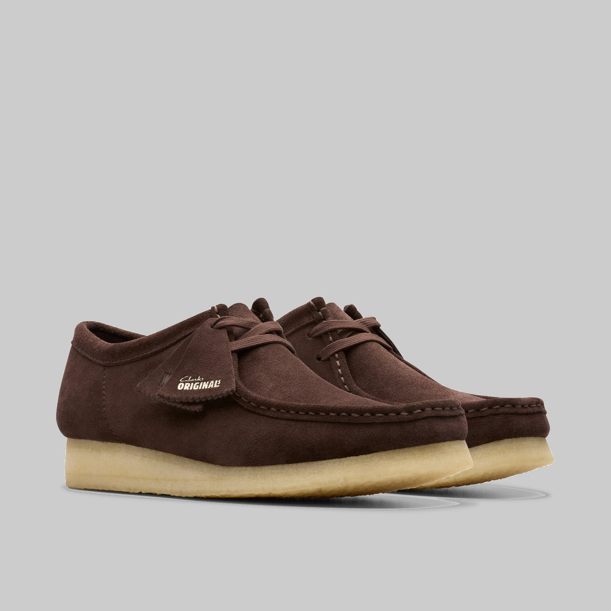 Clarks Wallabee en daim marron foncé, trois-quarts avant