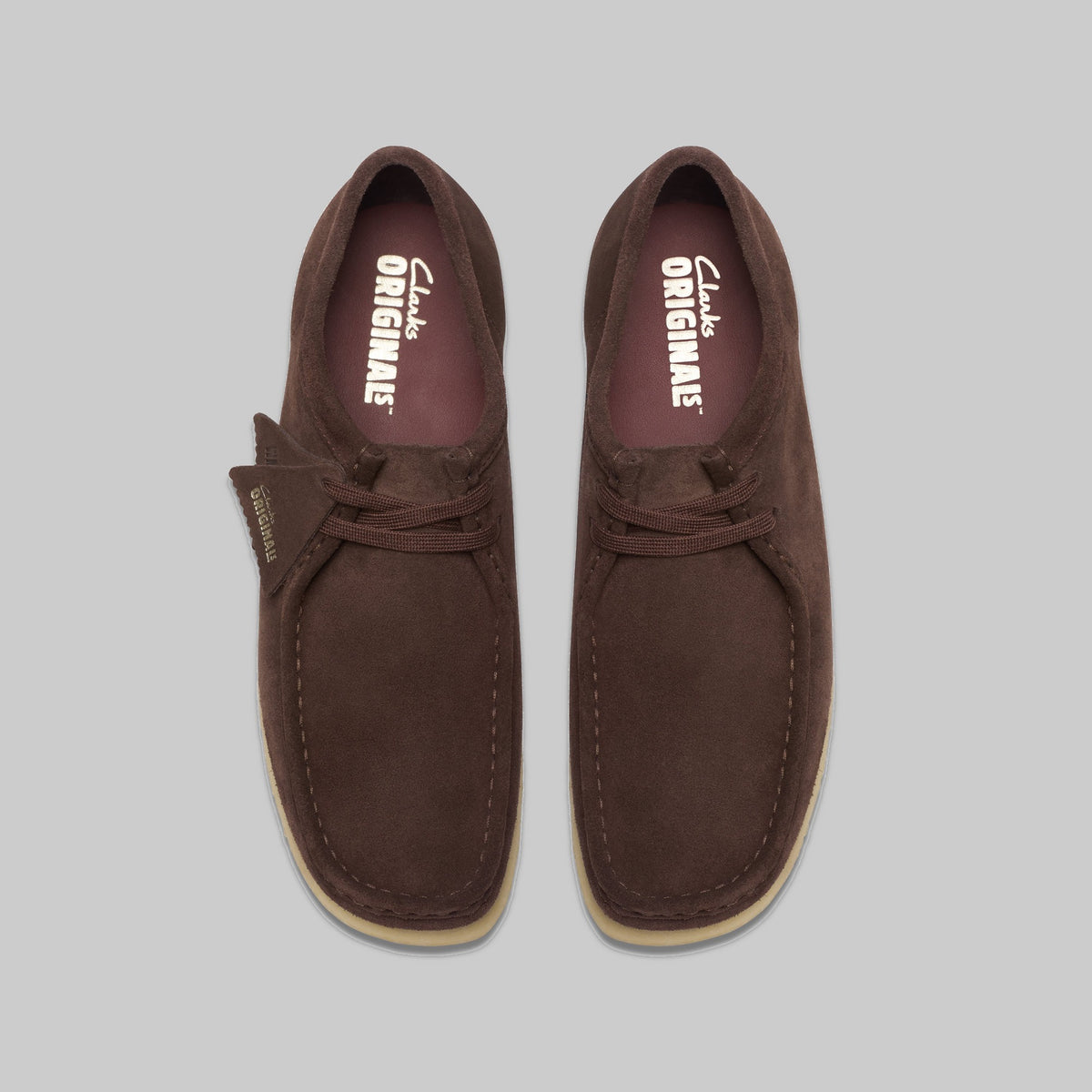 Clarks Wallabee en daim marron foncé, vue de dessus