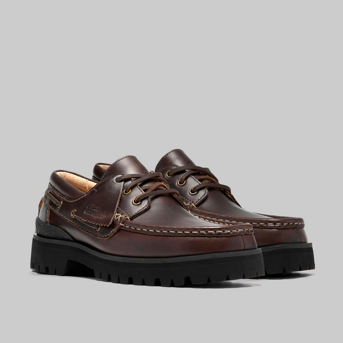 Yukoner Boat Clarks Originals en cuir marron, vue trois quarts