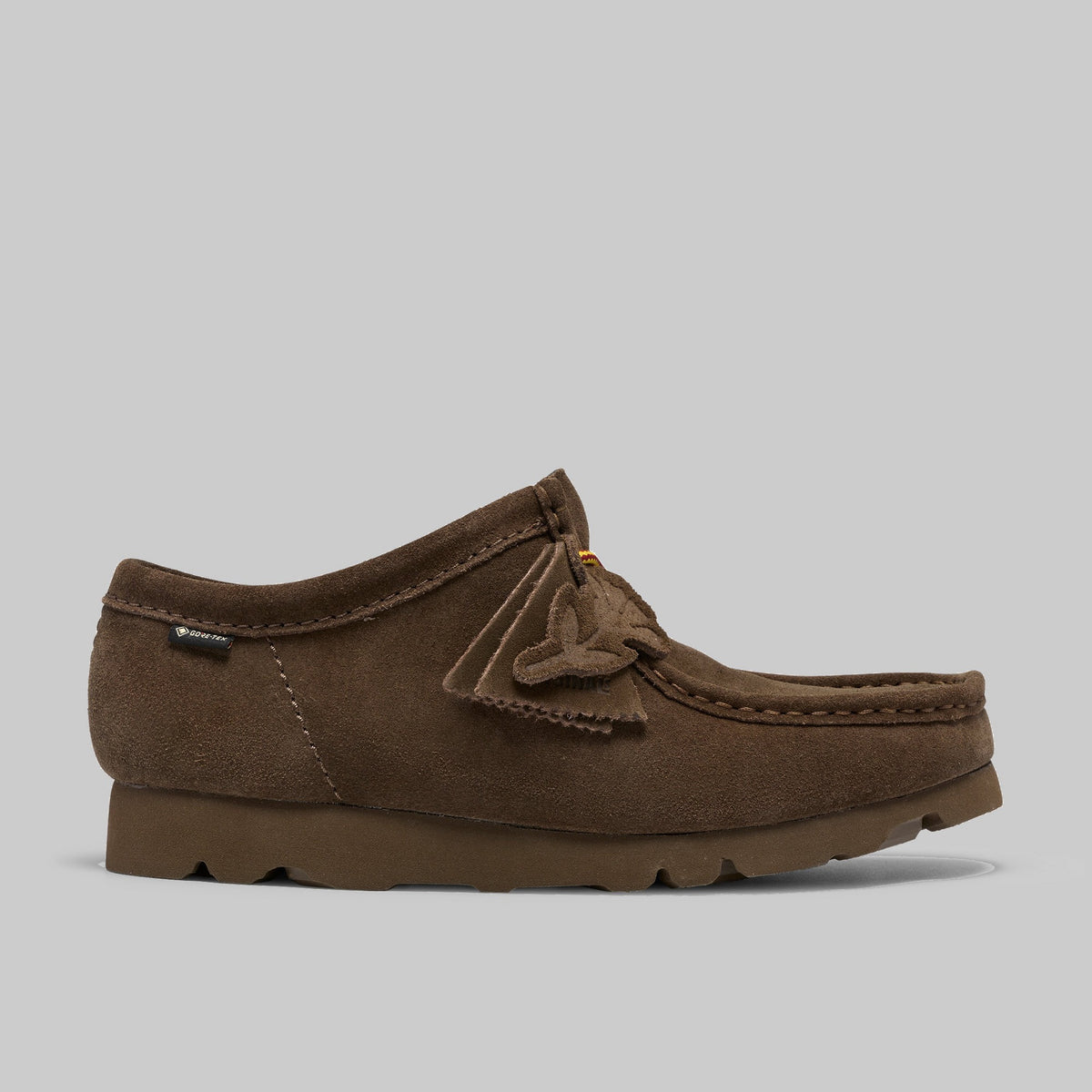 Wallabee GTX Clarks Originals en suède kaki, vue de profil