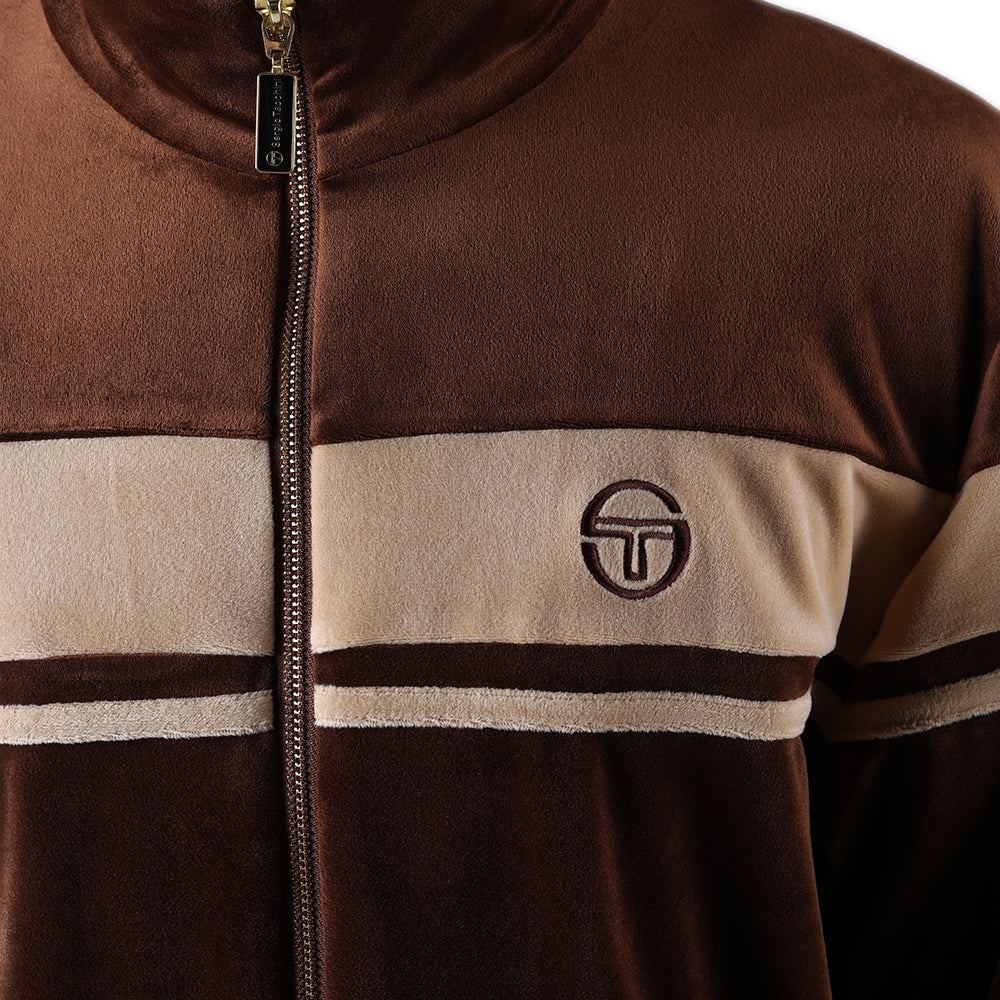 Veste de survêtement Damarindo 025 en velours Sergio Tacchini marron, détail du velours et du logo