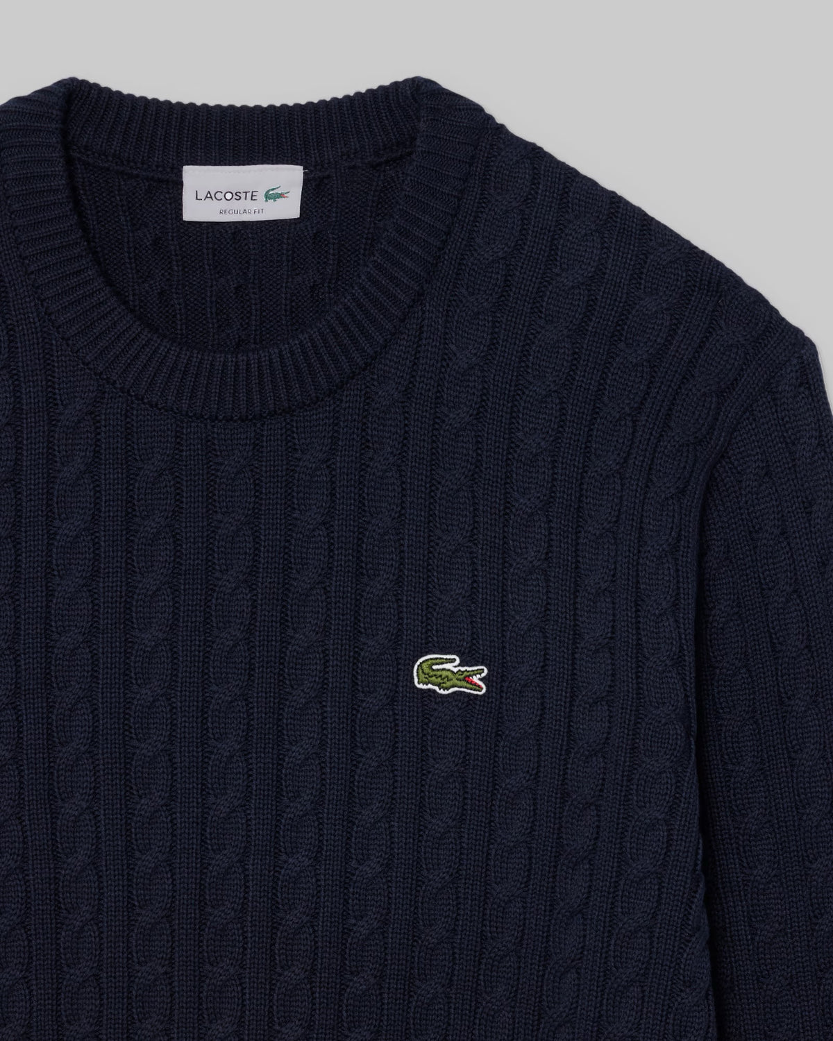 Pull torsadé coton Lacoste bleu marine, détail de la maille torsadée