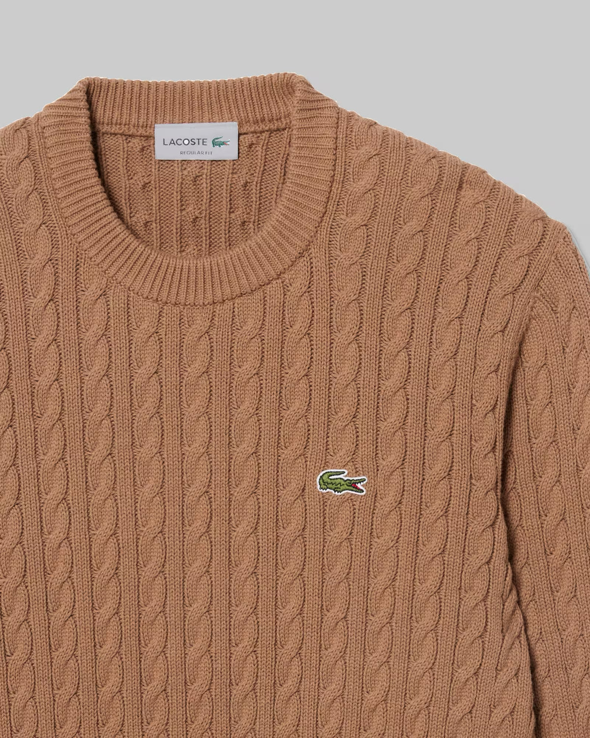 Pull torsadé coton Lacoste marron, détail de la maille torsadée