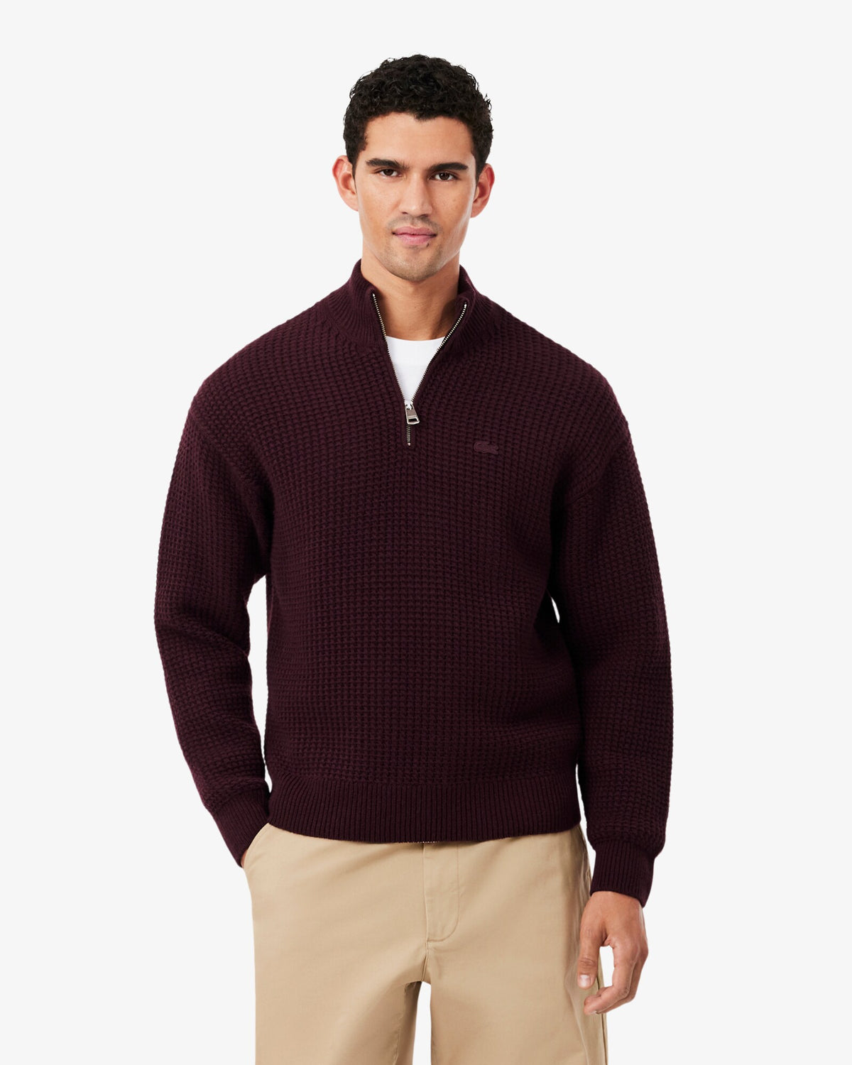 Pull col montant zippé Lacoste en laine bordeaux, porté de face