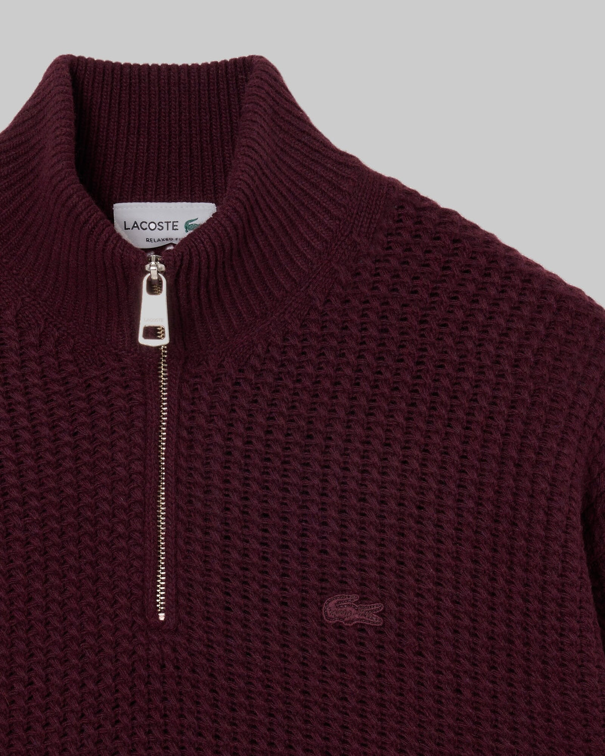 Pull col montant zippé Lacoste en laine bordeaux, détail du col et du zip