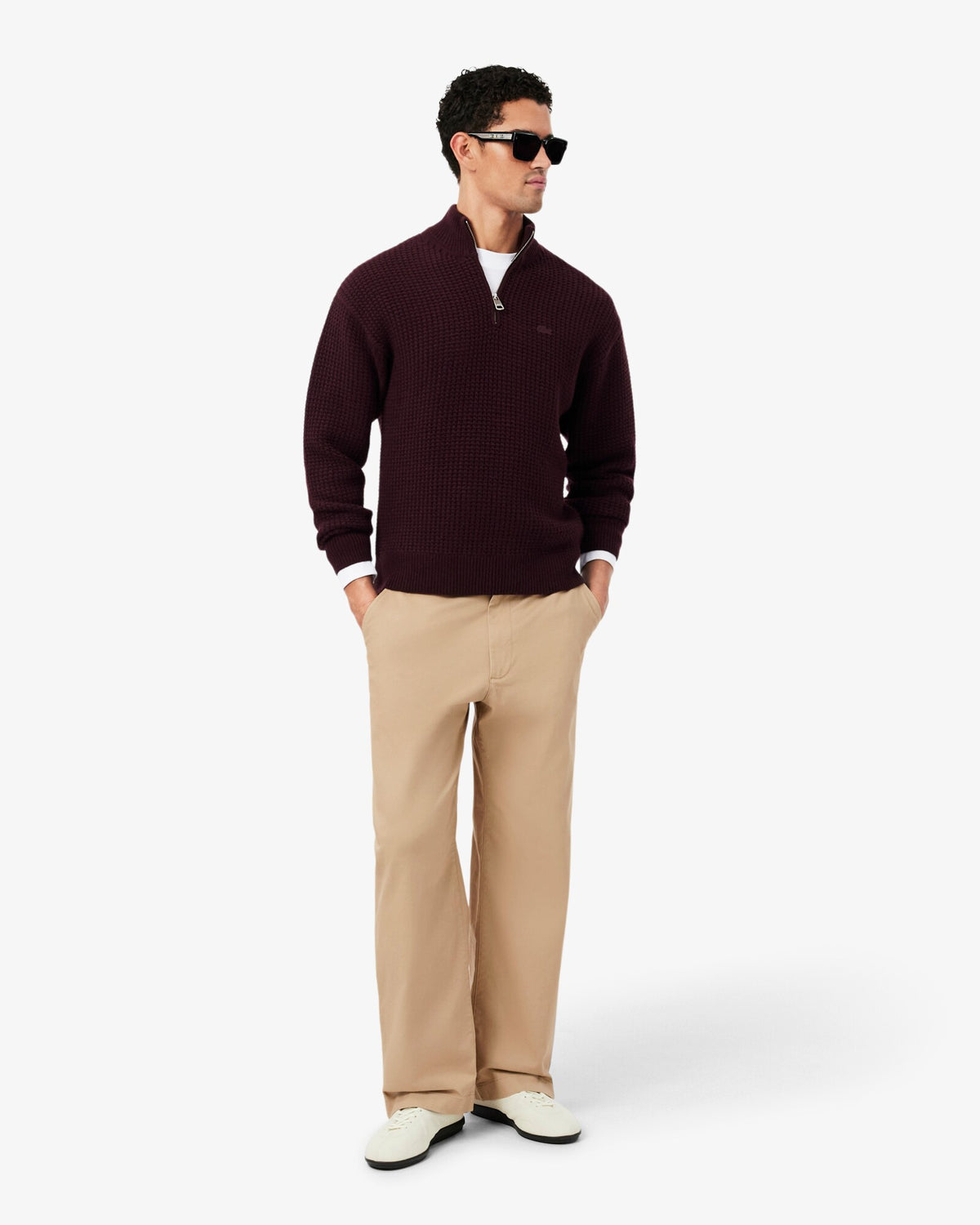 Pull col montant zippé Lacoste en laine bordeaux, porté en situation