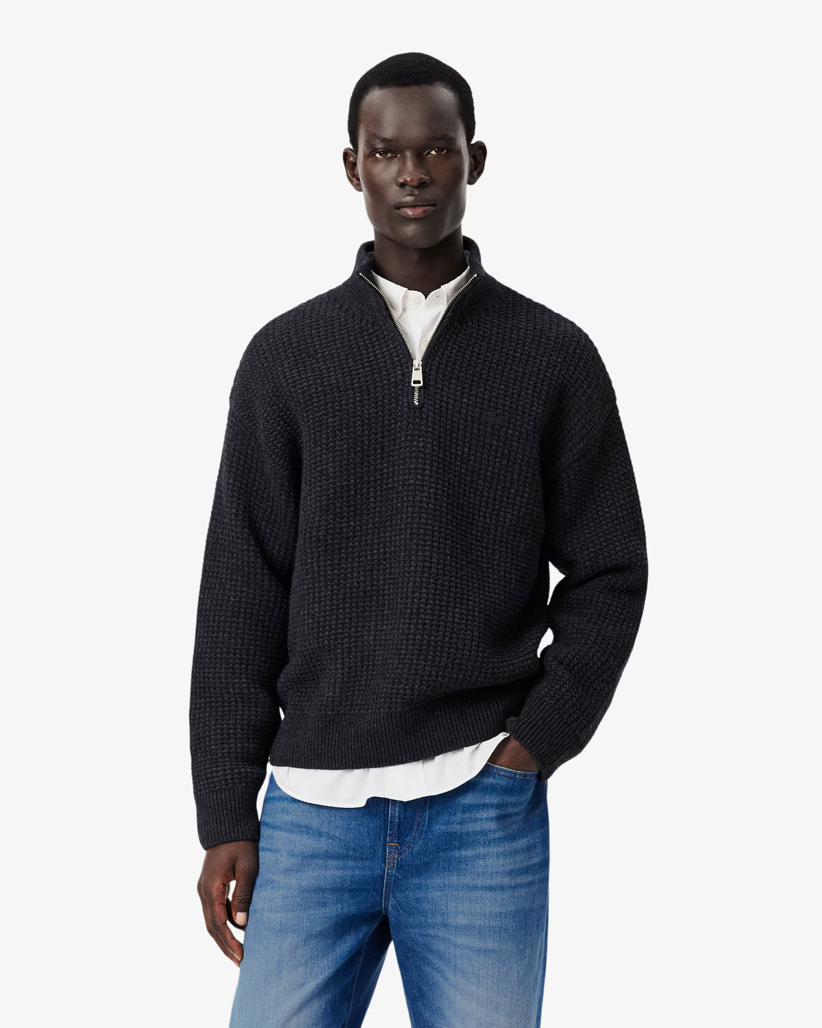 Pull col montant zippé Lacoste en laine anthracite, porté de face