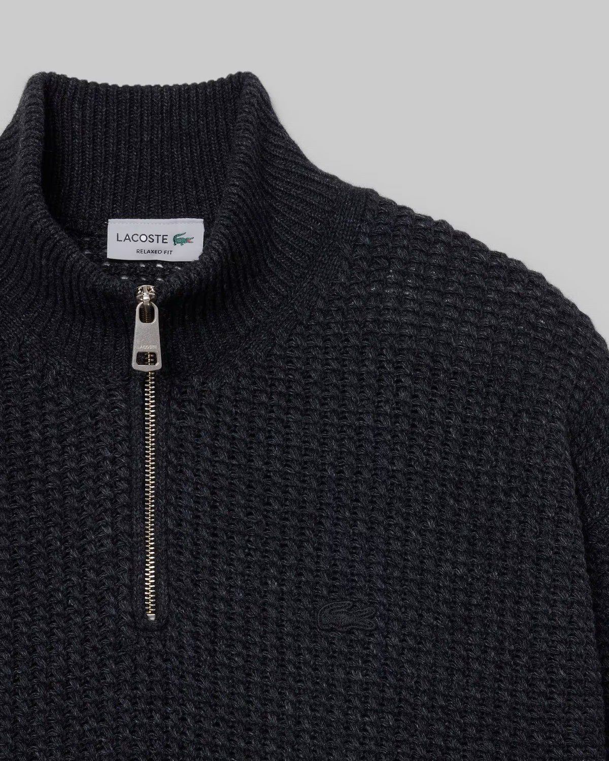 Pull col montant zippé Lacoste en laine anthracite, détail du col et du zip