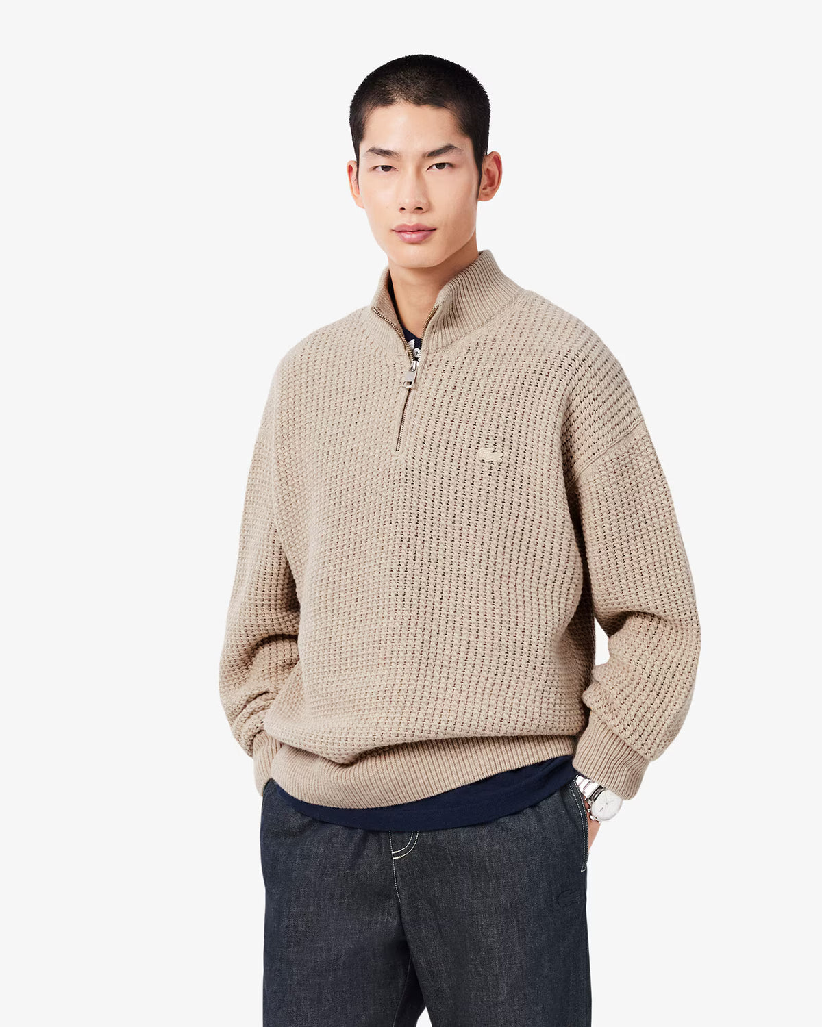 Pull col montant zippé Lacoste en laine beige, porté de face