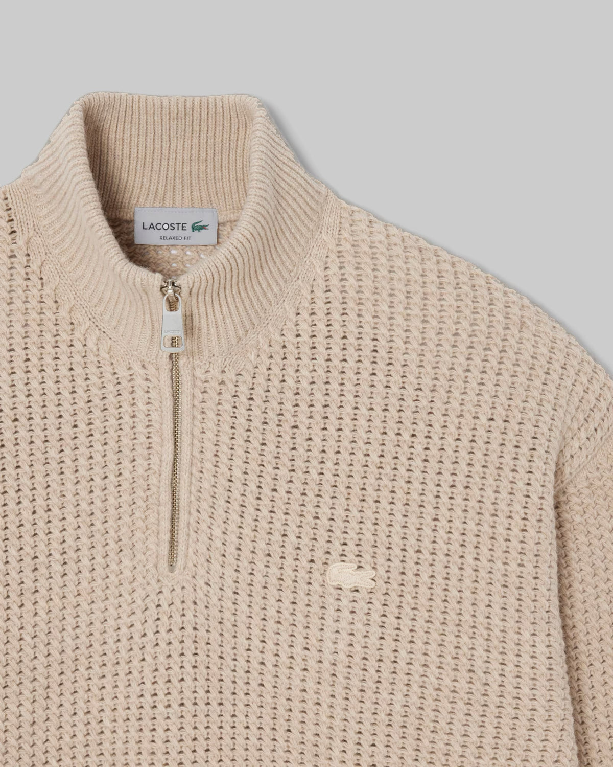 Pull col montant zippé Lacoste en laine beige, détail du col et du zip
