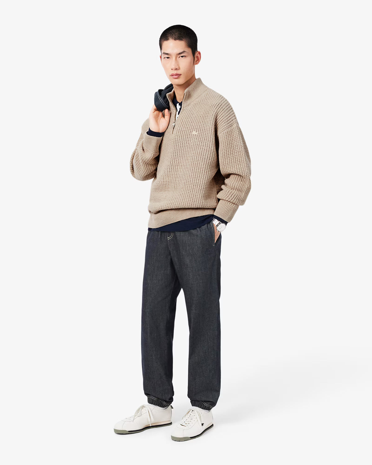 Pull col montant zippé Lacoste en laine beige, porté en situation