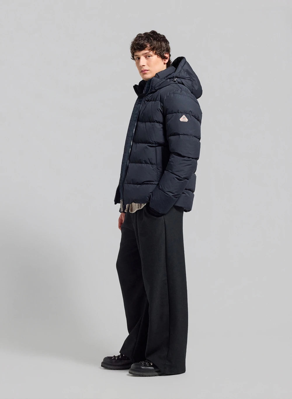 Doudoune Pyrenex Spoutnic Mini Ripstop bleu foncé portée en pied, de profil