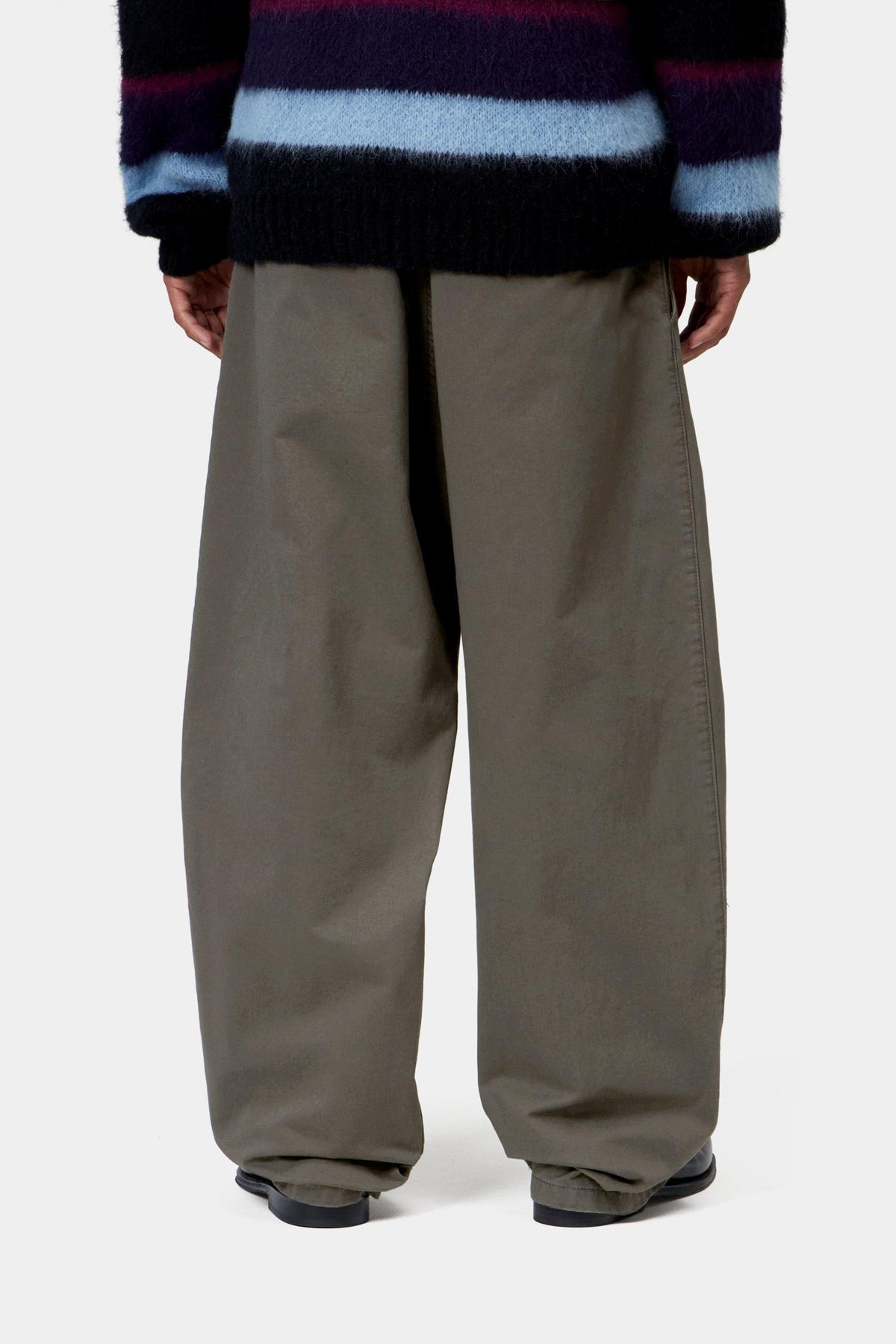 Brady Pant Carhartt WIP Shungite porté de dos