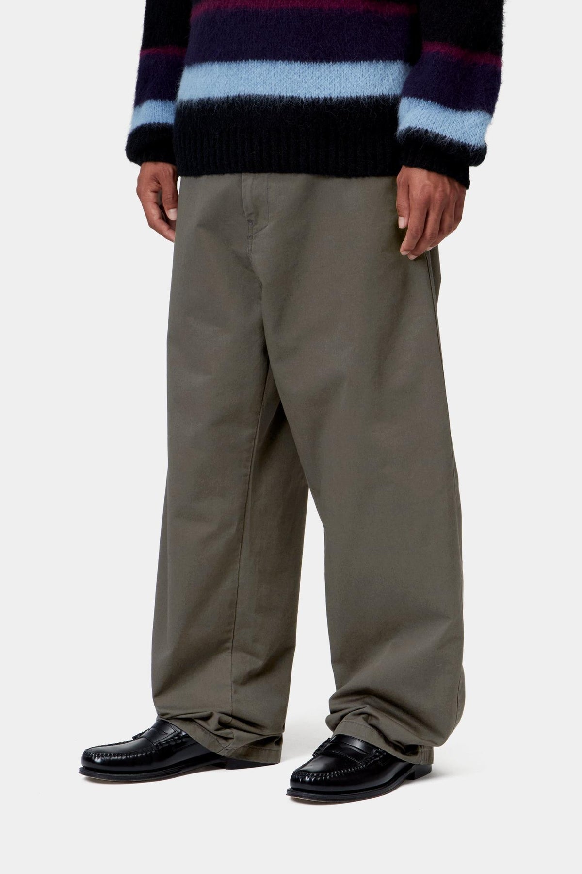 Brady Pant Carhartt WIP Shungite porté de profil
