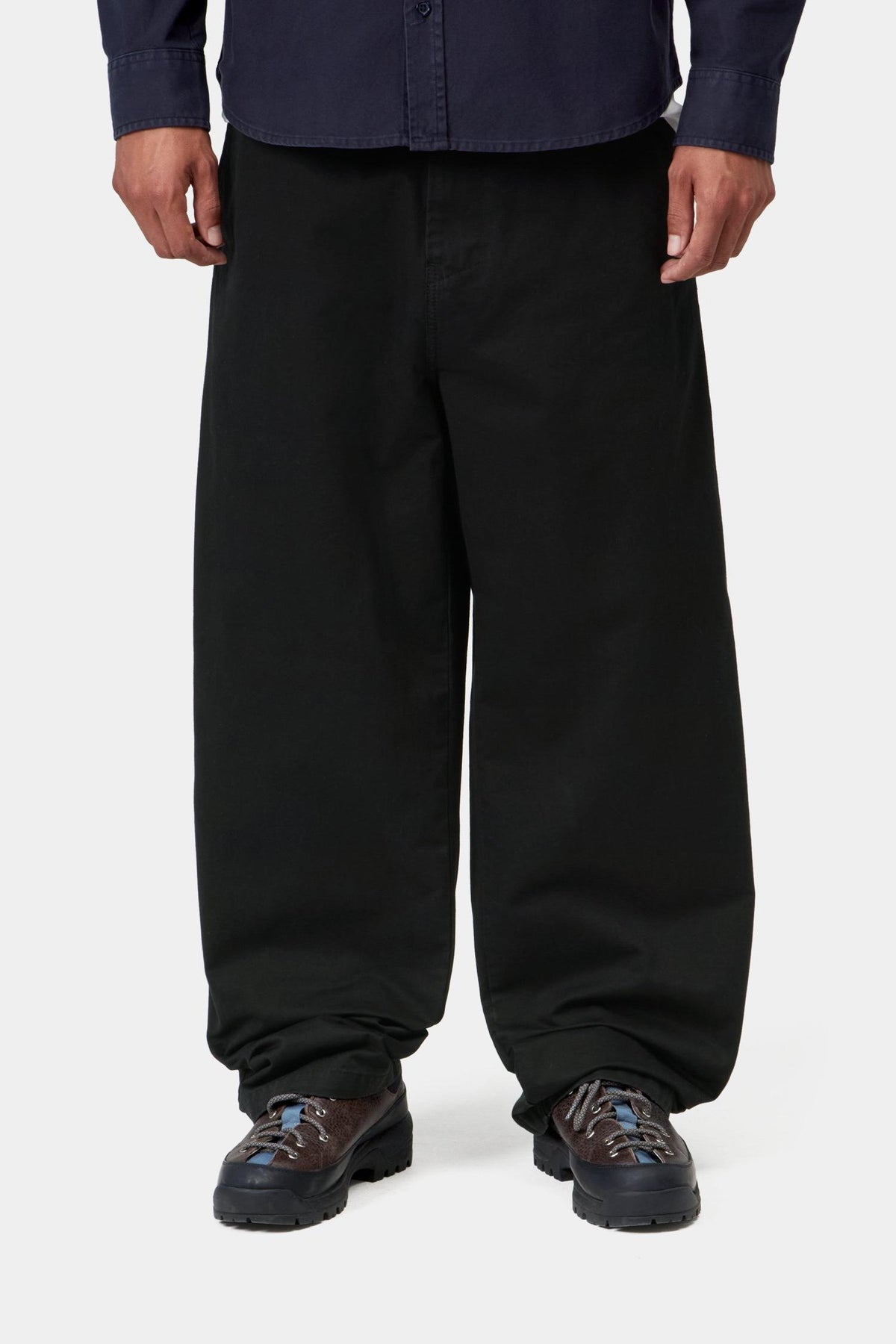 Brady Pant Carhartt WIP noir porté de face