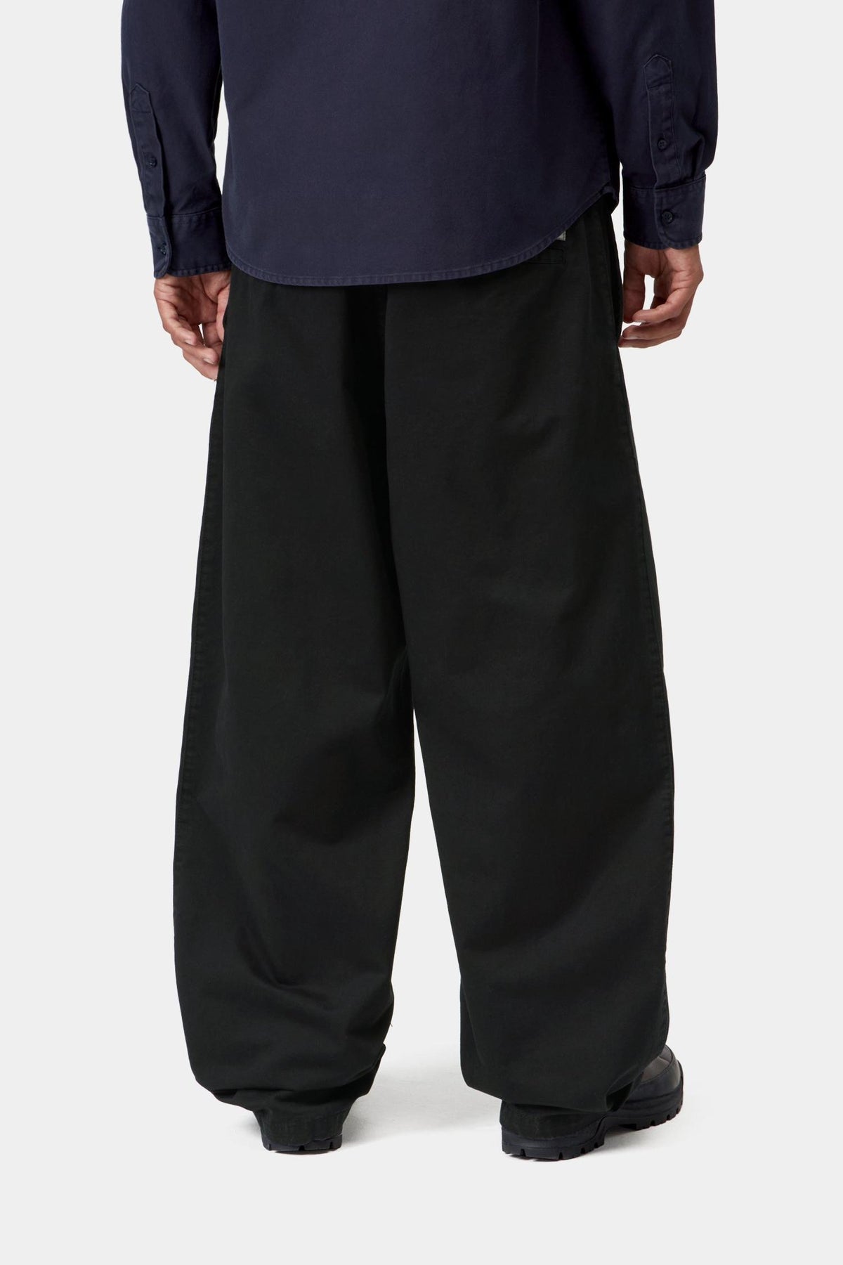 Brady Pant Carhartt WIP noir porté de dos