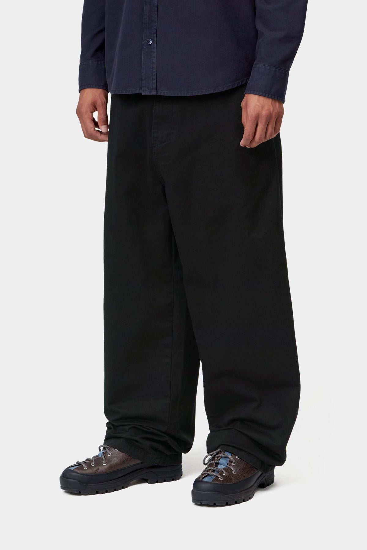 Brady Pant Carhartt WIP noir porté de profil