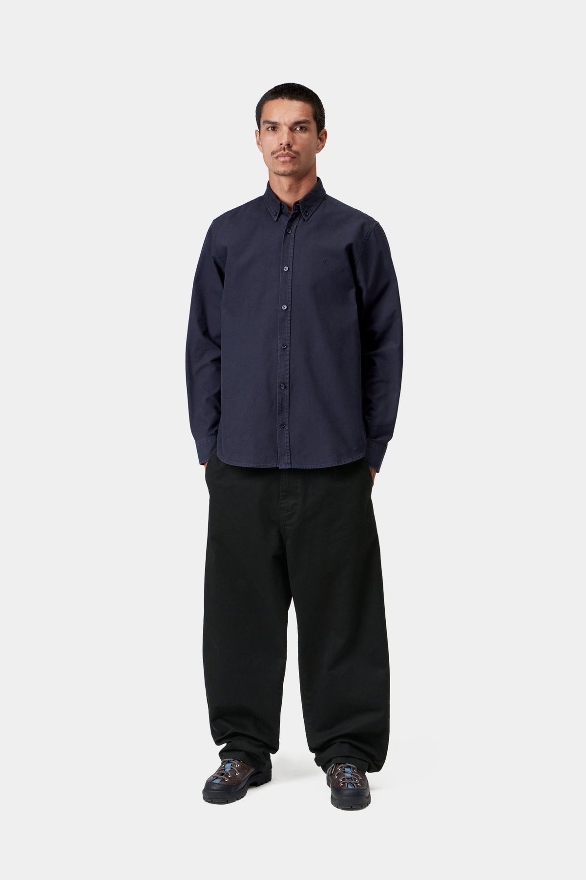 Brady Pant Carhartt WIP noir porté en pied