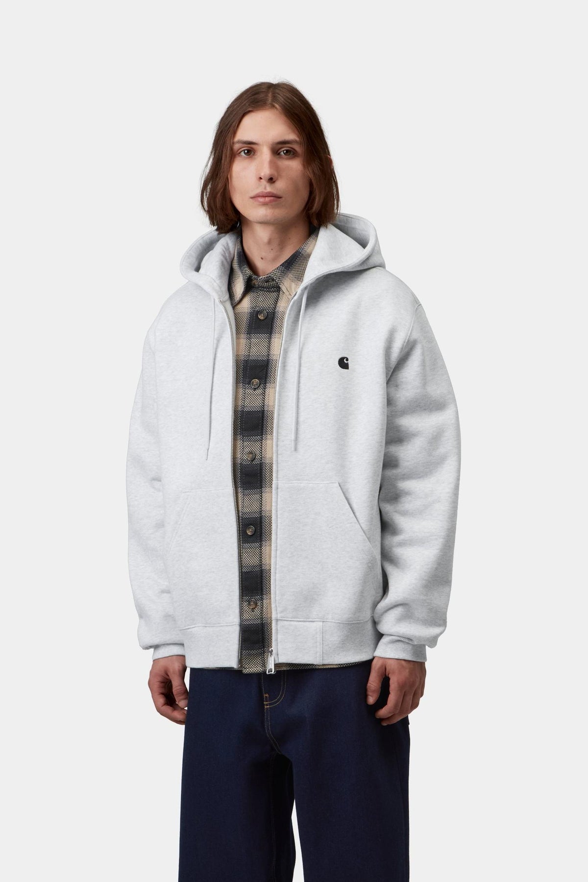 Sweat zippé à capuche Carhartt WIP Mack gris porté