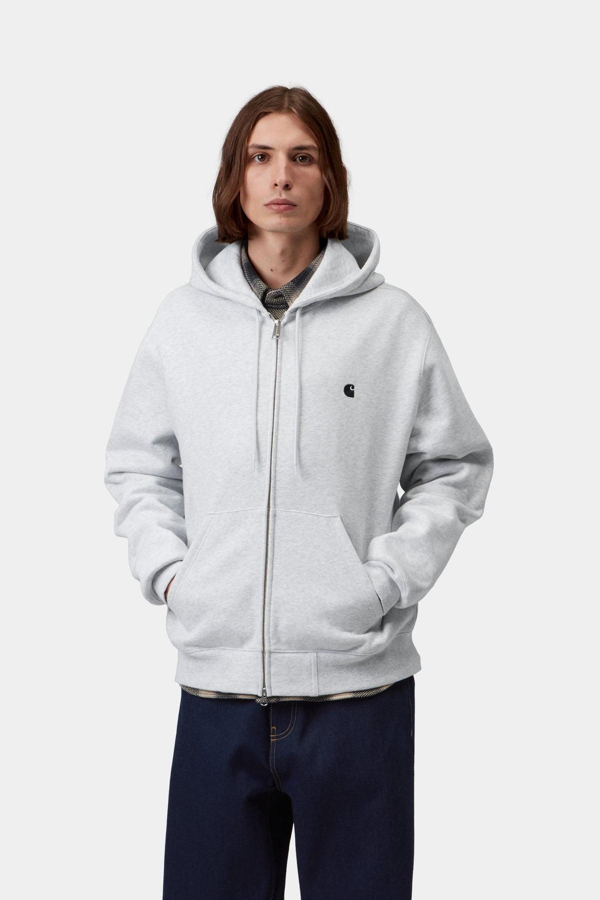 Sweat zippé à capuche Carhartt WIP Mack gris porté