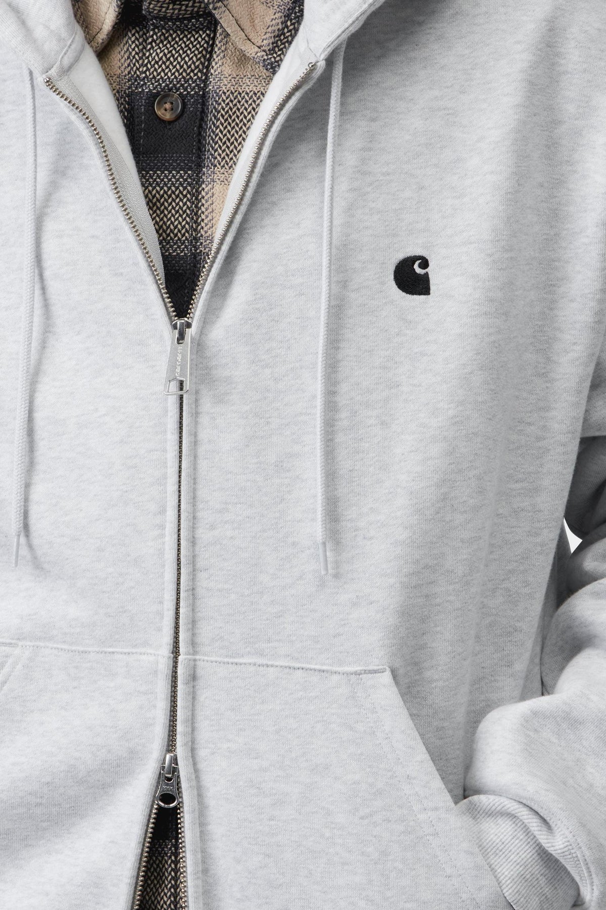 Sweat zippé à capuche Carhartt WIP Mack gris, détail du zip et du logo