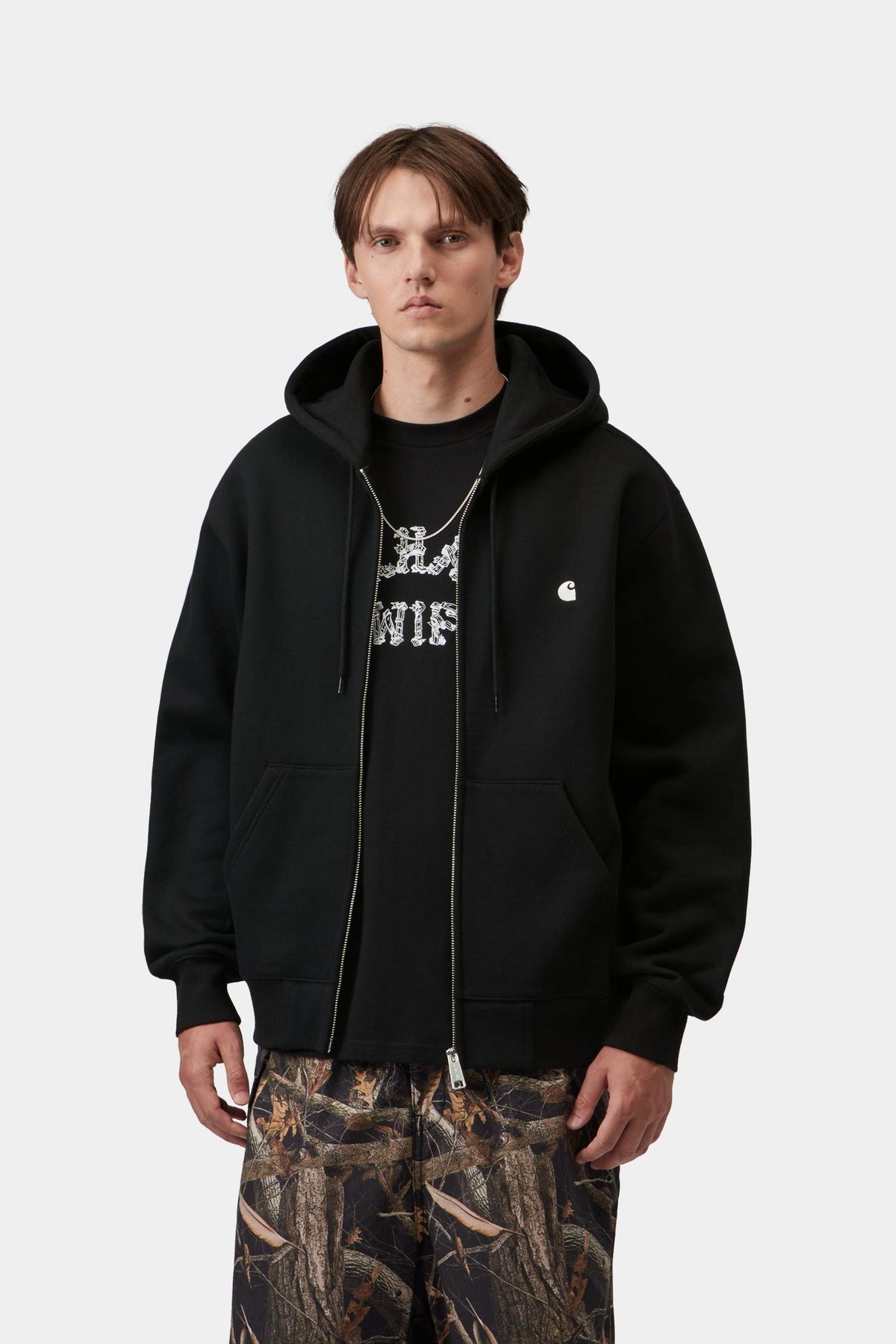 Sweat zippé à capuche Carhartt WIP Mack noir porté