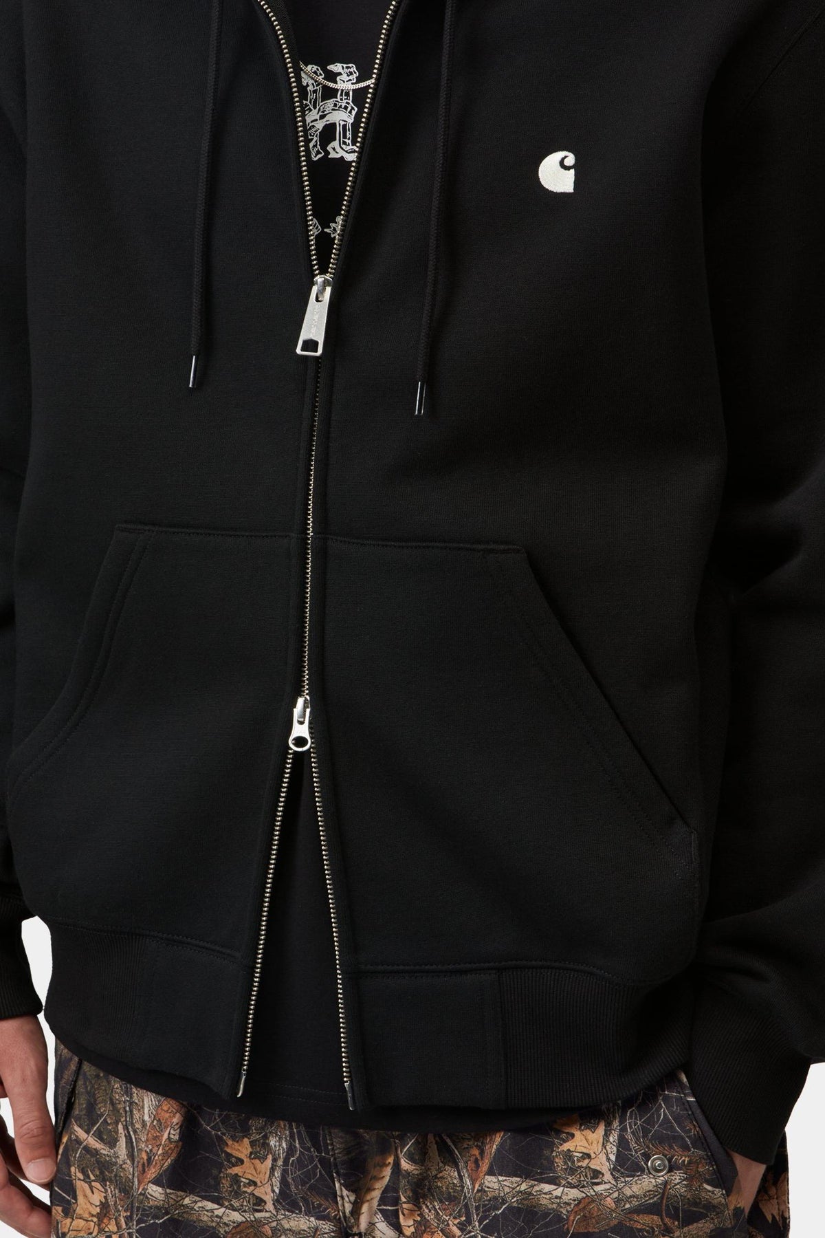 Sweat zippé à capuche Carhartt WIP Mack noir, détail du zip et du logo