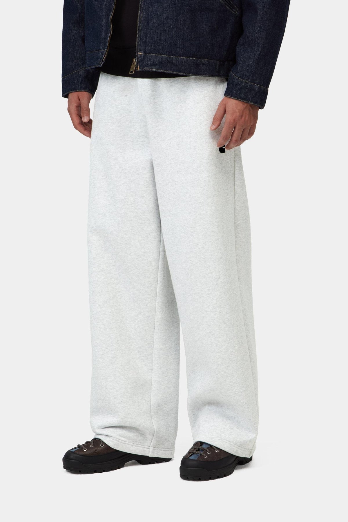 Pantalon de jogging Carhartt WIP Mack gris porté