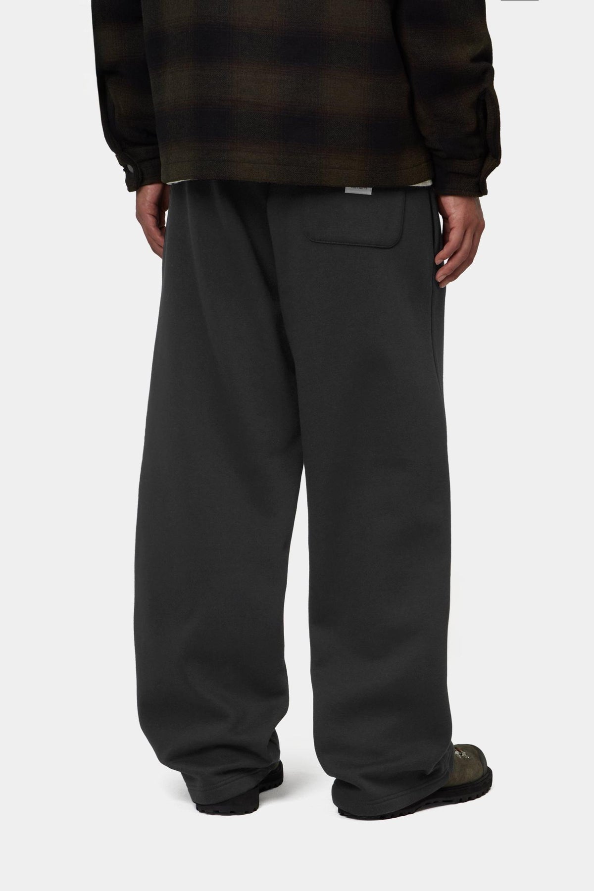 Pantalon de jogging Carhartt WIP Mack noir porté
