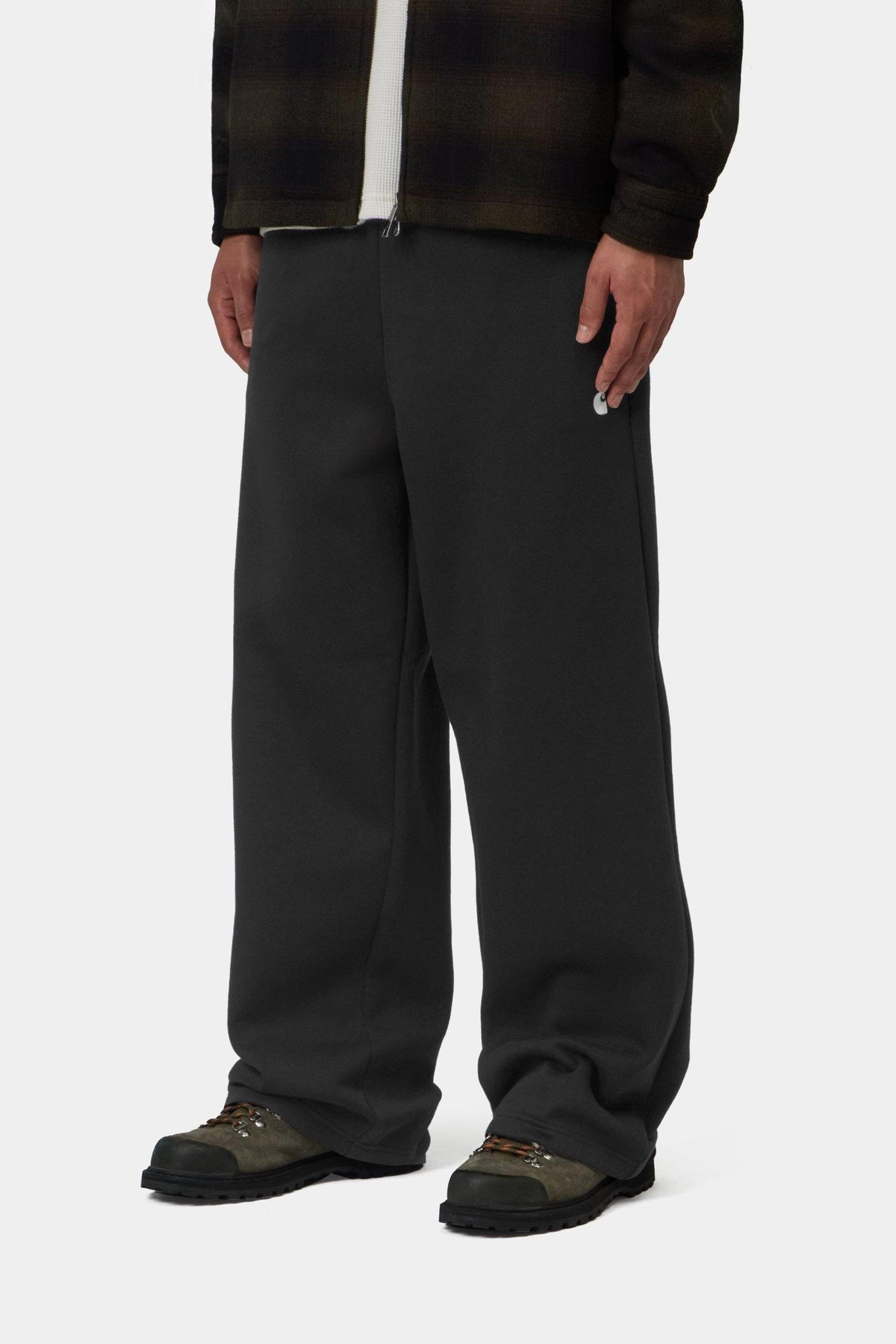 Pantalon de jogging Carhartt WIP Mack noir porté