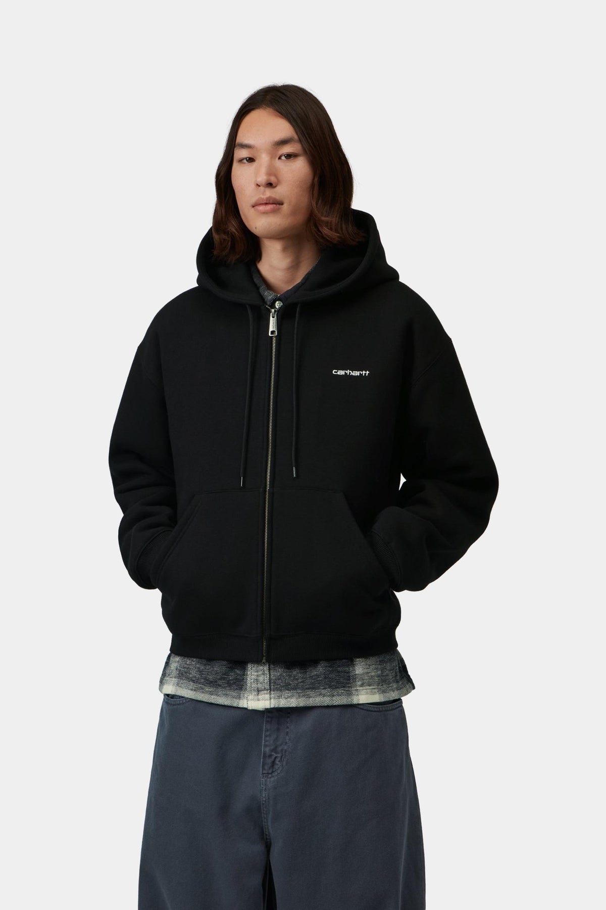Sweat zippé à capuche Carhartt WIP Ebbert noir porté