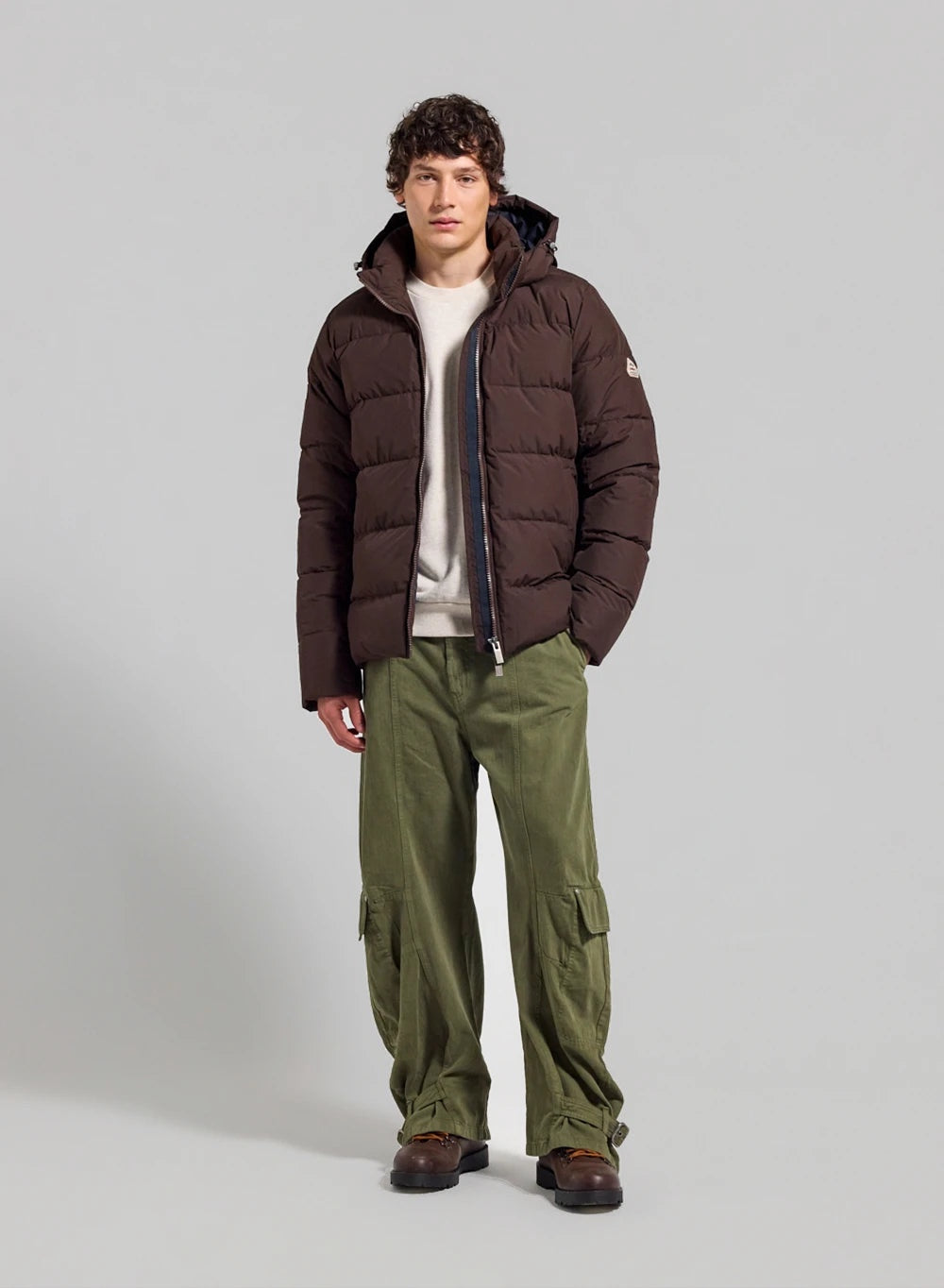 Doudoune Pyrenex Spoutnic Mini Ripstop marron foncé portée en pied