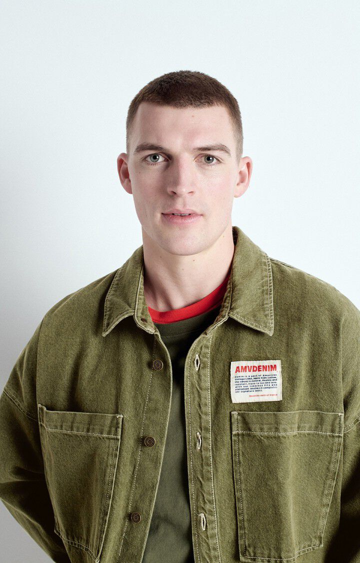 Chemise American Vintage Uzatown en denim kaki, portée
