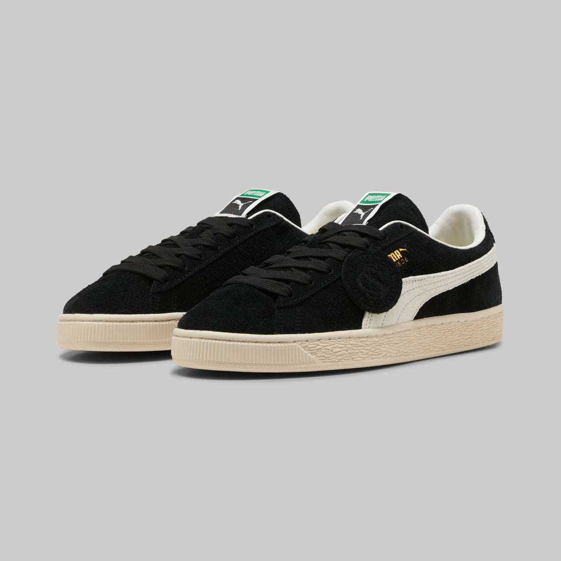 Sneakers Puma Suede Charles F. Stead noires, la paire de trois quarts