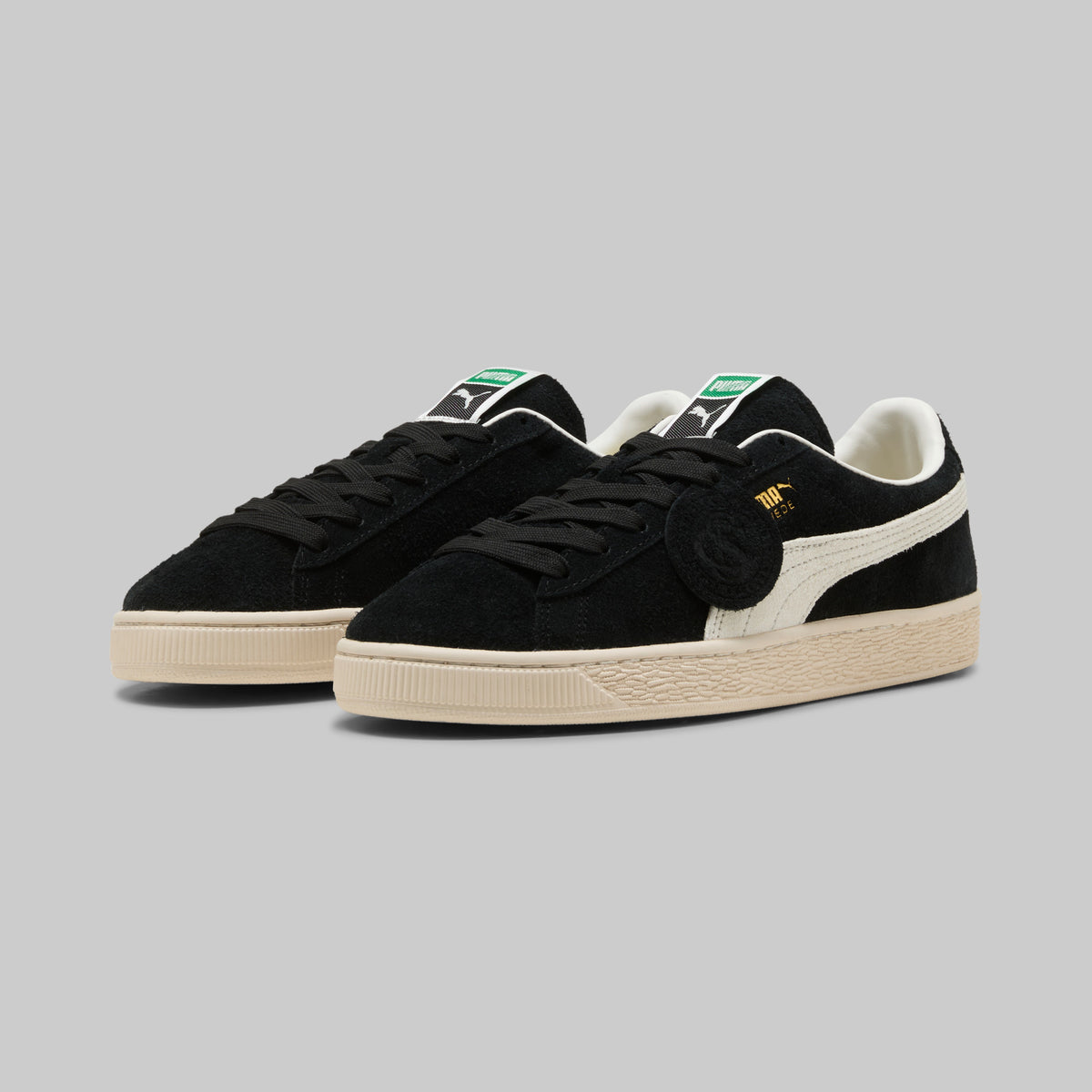 Sneakers Puma Suede Charles F. Stead noires, la paire de trois quarts
