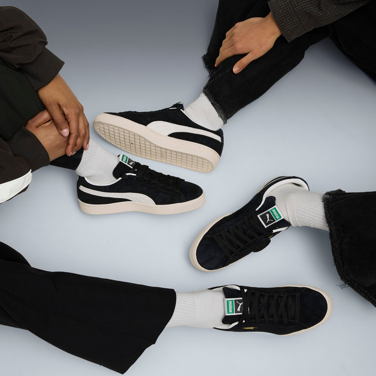 Sneakers Puma Suede Charles F. Stead noires portées