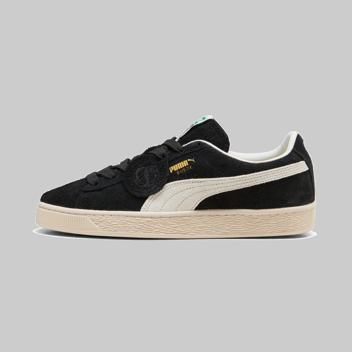 Sneakers Puma Suede Charles F. Stead noires, vue de profil extérieur