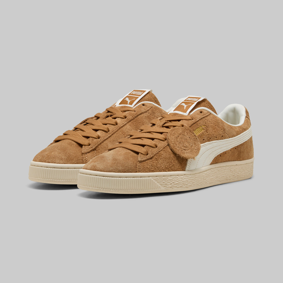 Sneakers Puma Suede Charles F. Stead beige Honey Butter, la paire de trois quarts