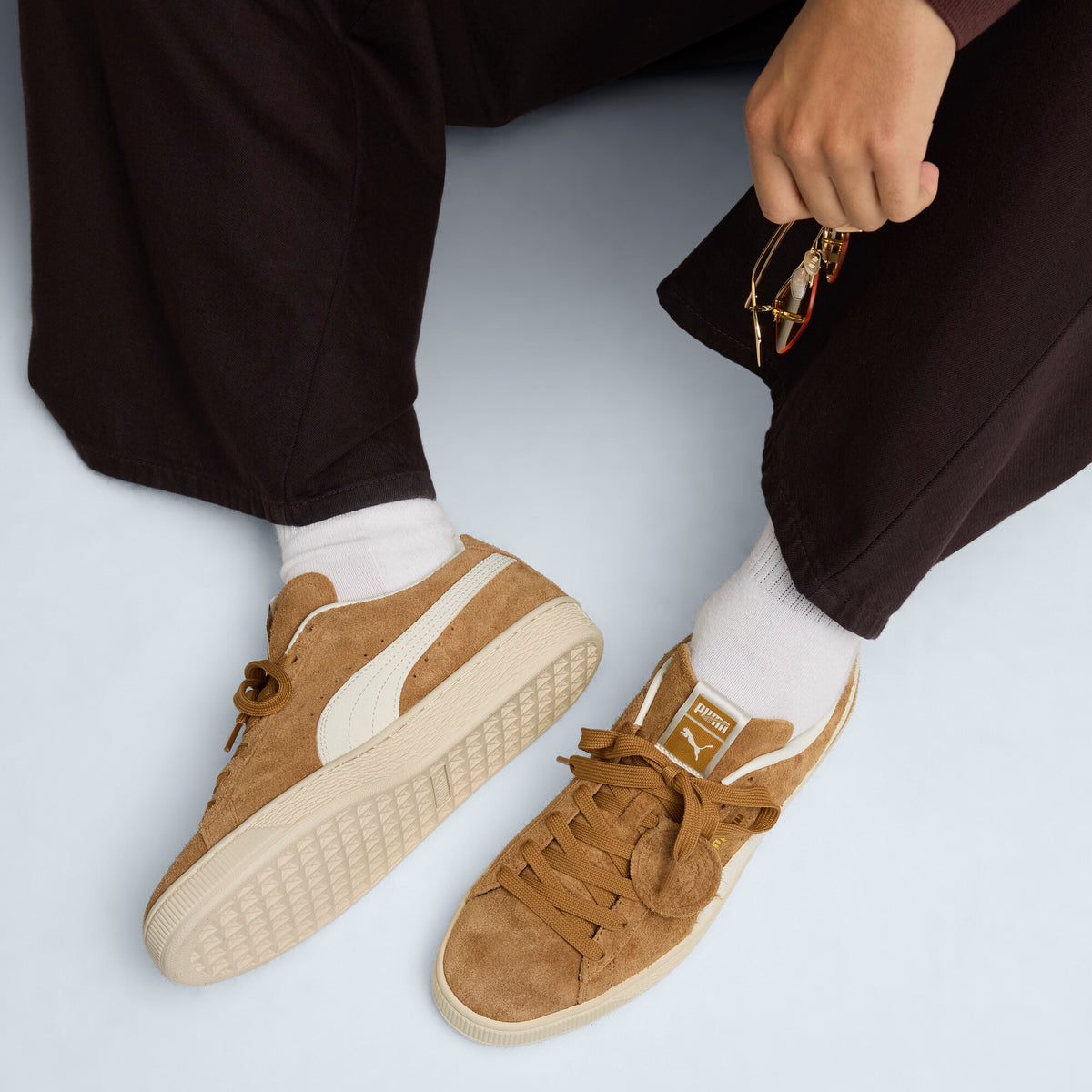 Sneakers Puma Suede Charles F. Stead beige Honey Butter portées