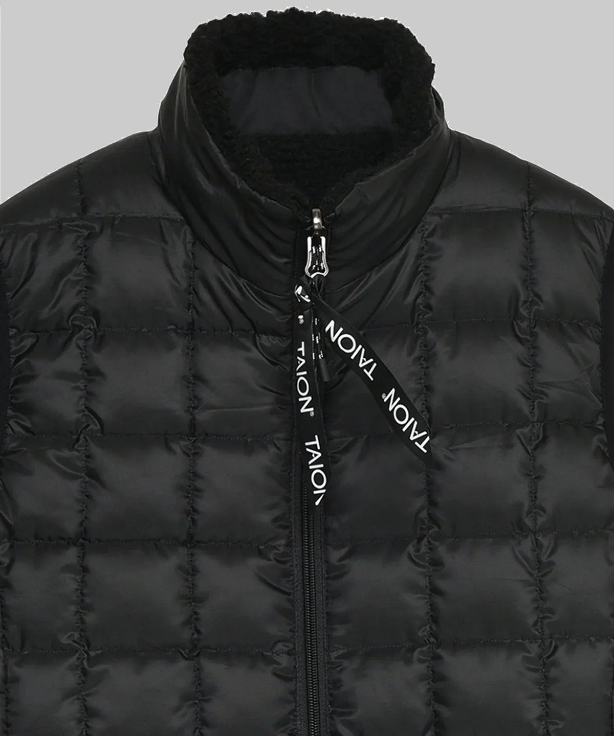 Gilet réversible Down × Boa Taion, détail du col montant et de la glissière