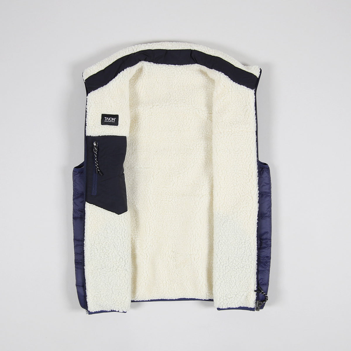 Gilet réversible Down × Boa Taion marine et ivoire, ouvert sur les deux faces