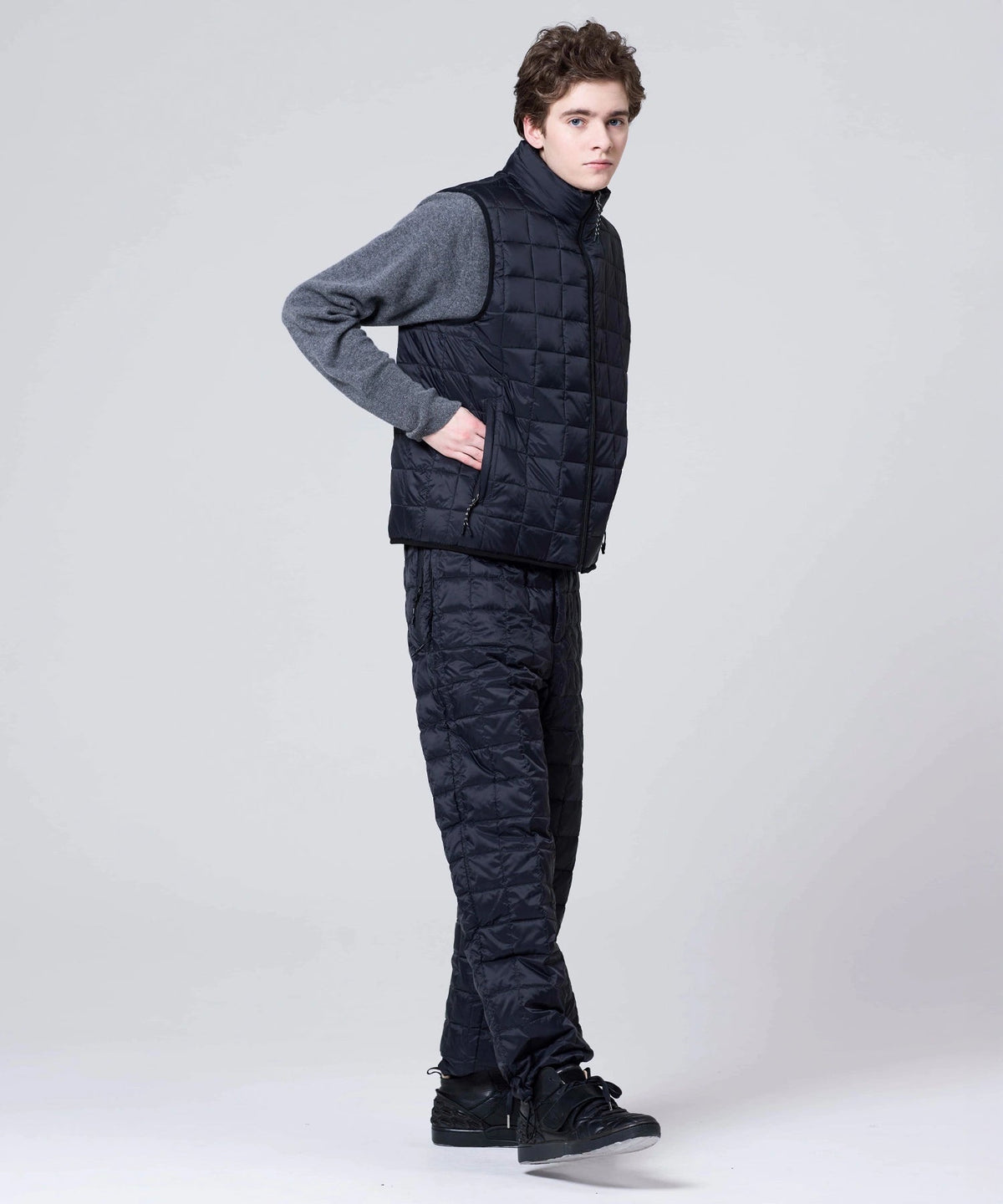 Gilet réversible Down × Boa Taion noir porté, face duvet