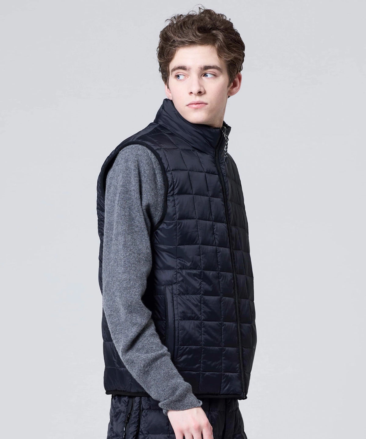 Gilet réversible Down × Boa Taion noir porté, vue rapprochée