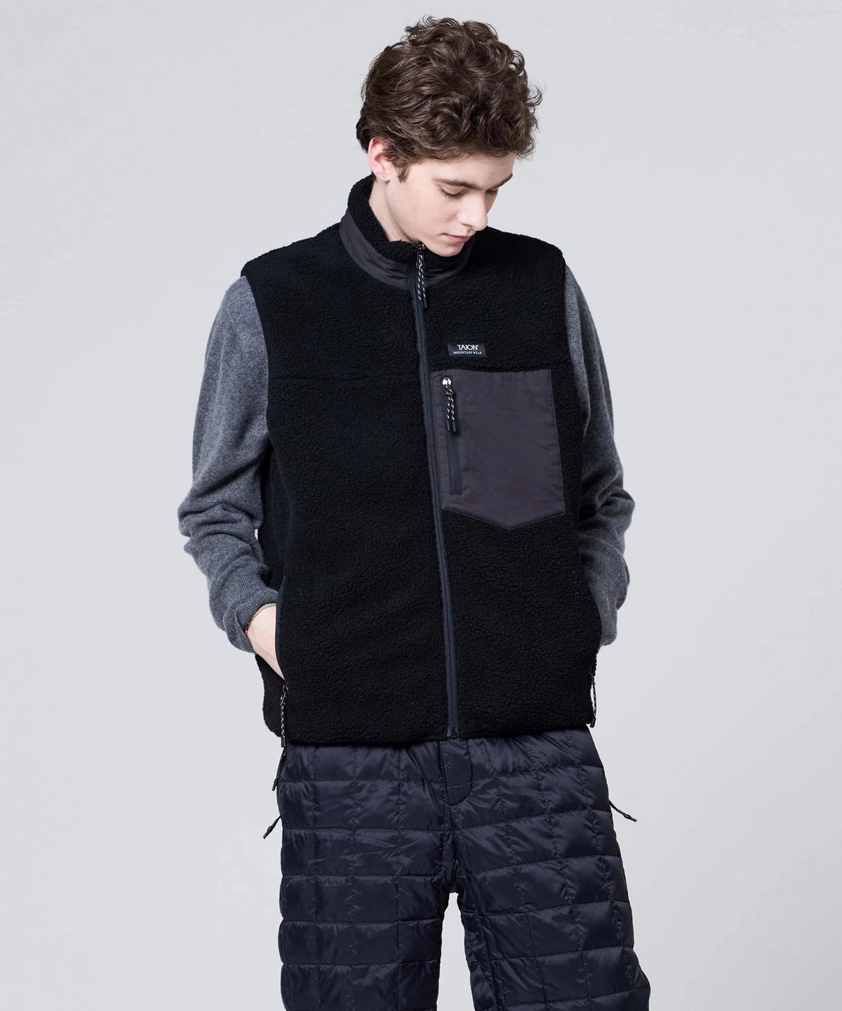Gilet réversible Down × Boa Taion noir porté côté polaire boa