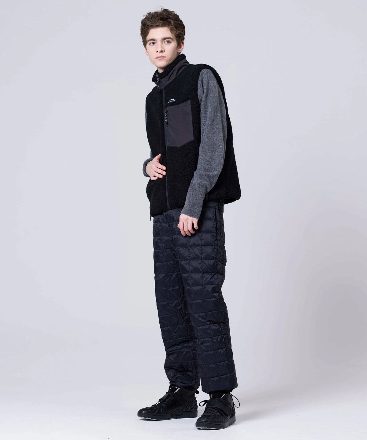 Gilet réversible Down × Boa Taion noir porté, silhouette complète