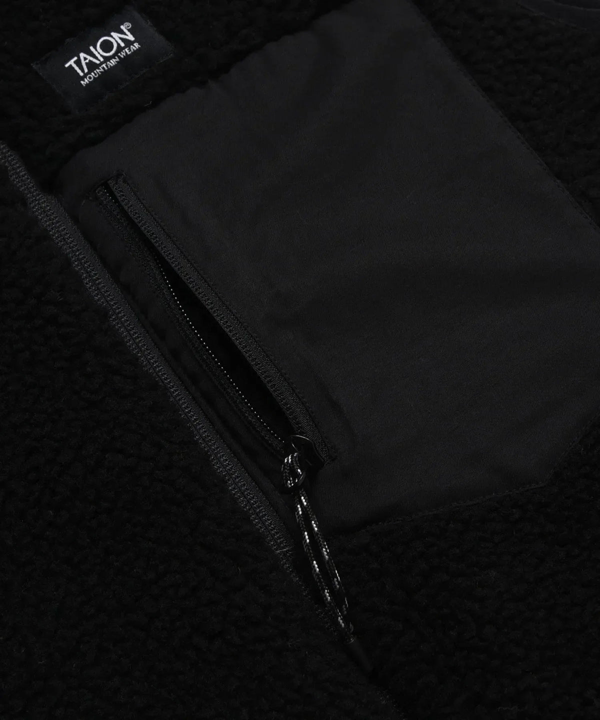 Gilet réversible Down × Boa Taion, détail de la poche poitrine zippée