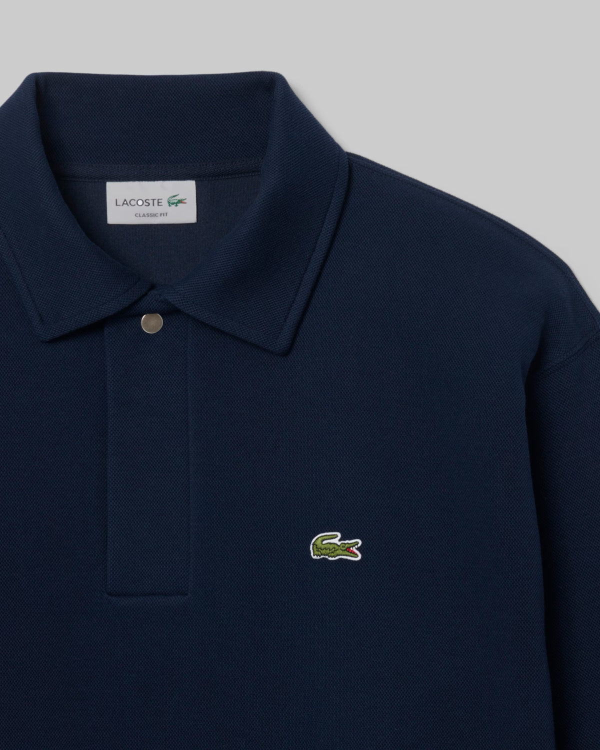 Sweatshirt col polo en piqué de coton Lacoste marine, détail du col polo et du crocodile
