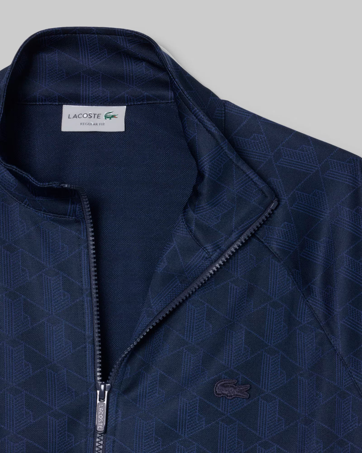 Veste jacquard monogramme Lacoste bleu nuit, détail du col et du zip