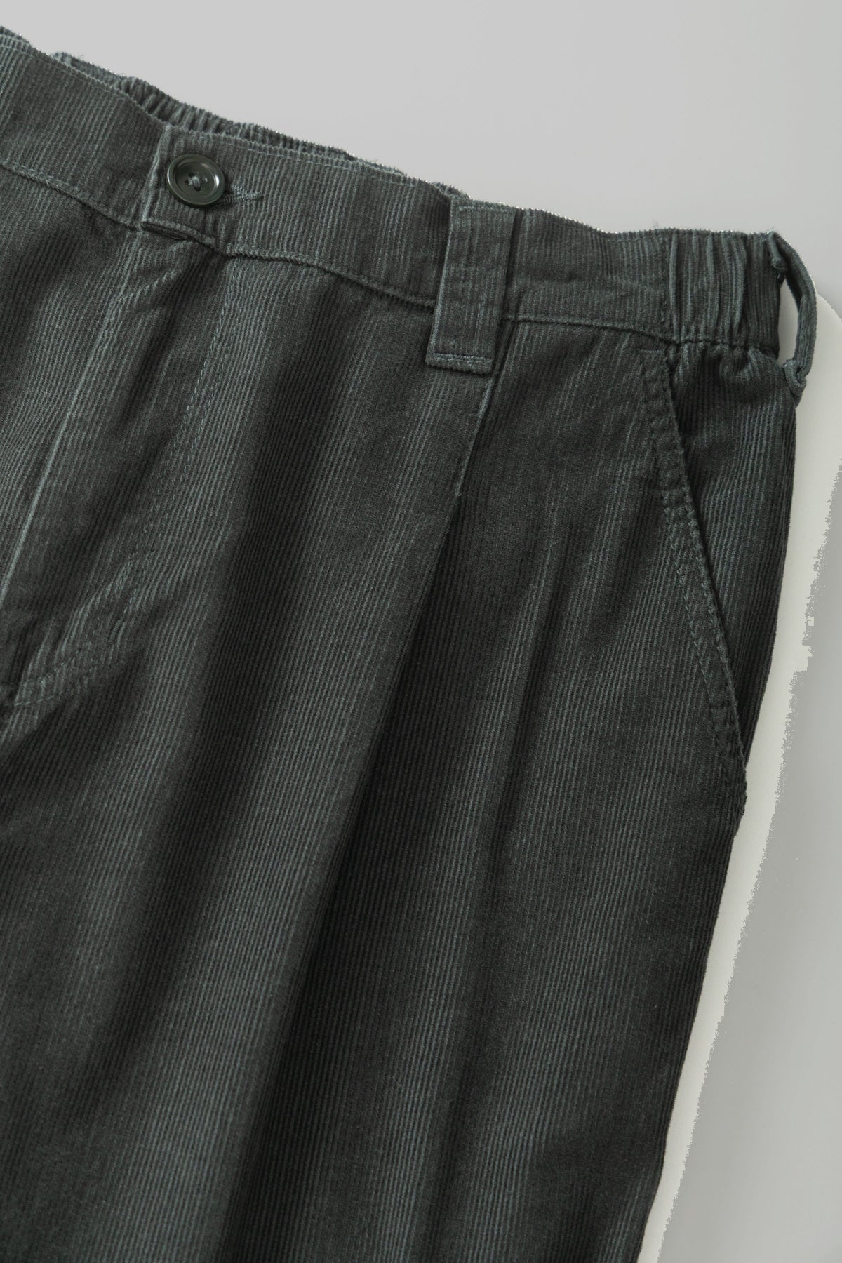 Fine Cord Waiter Pants Service Works vert, détail de la taille